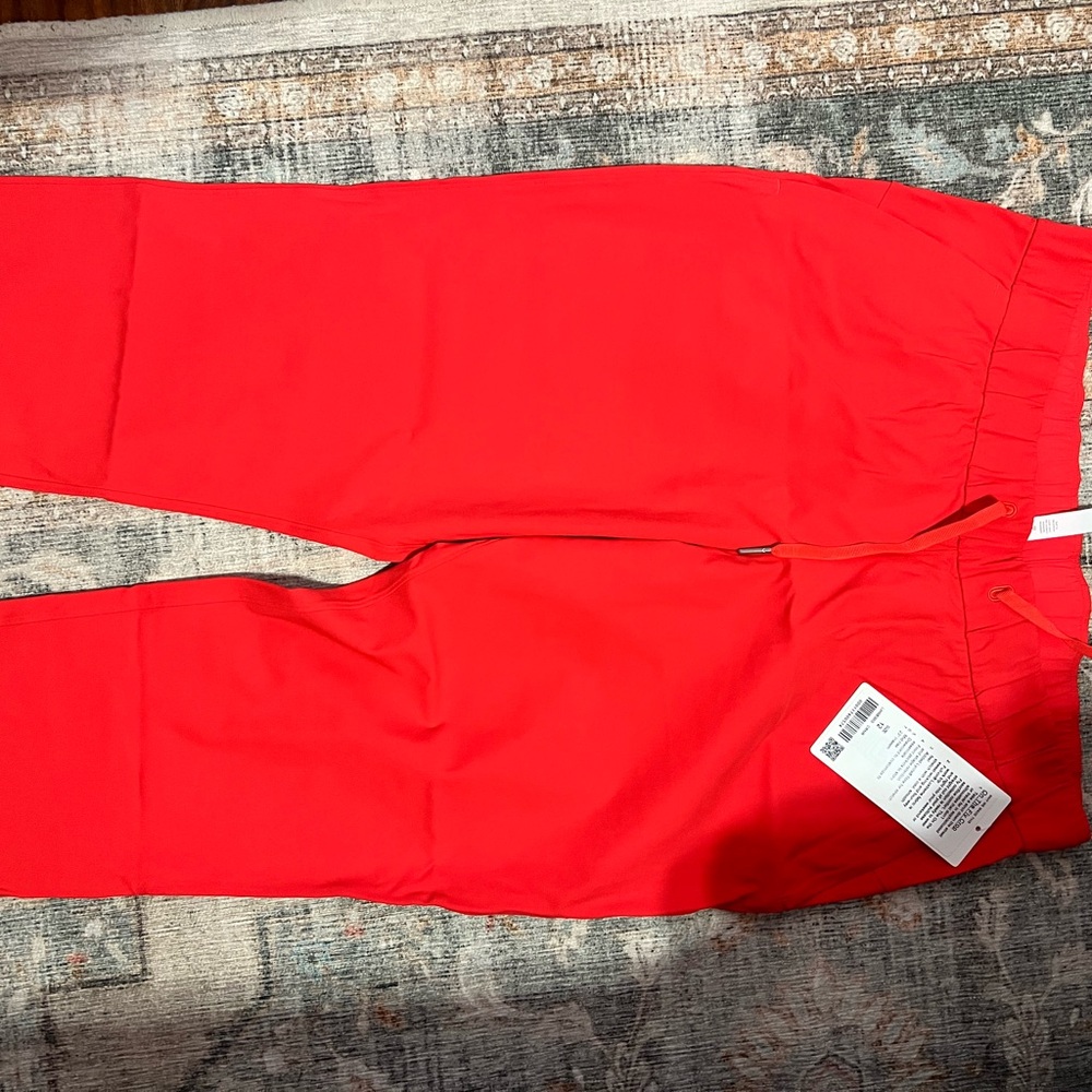 Lululemon on the fly crop NWT size 12